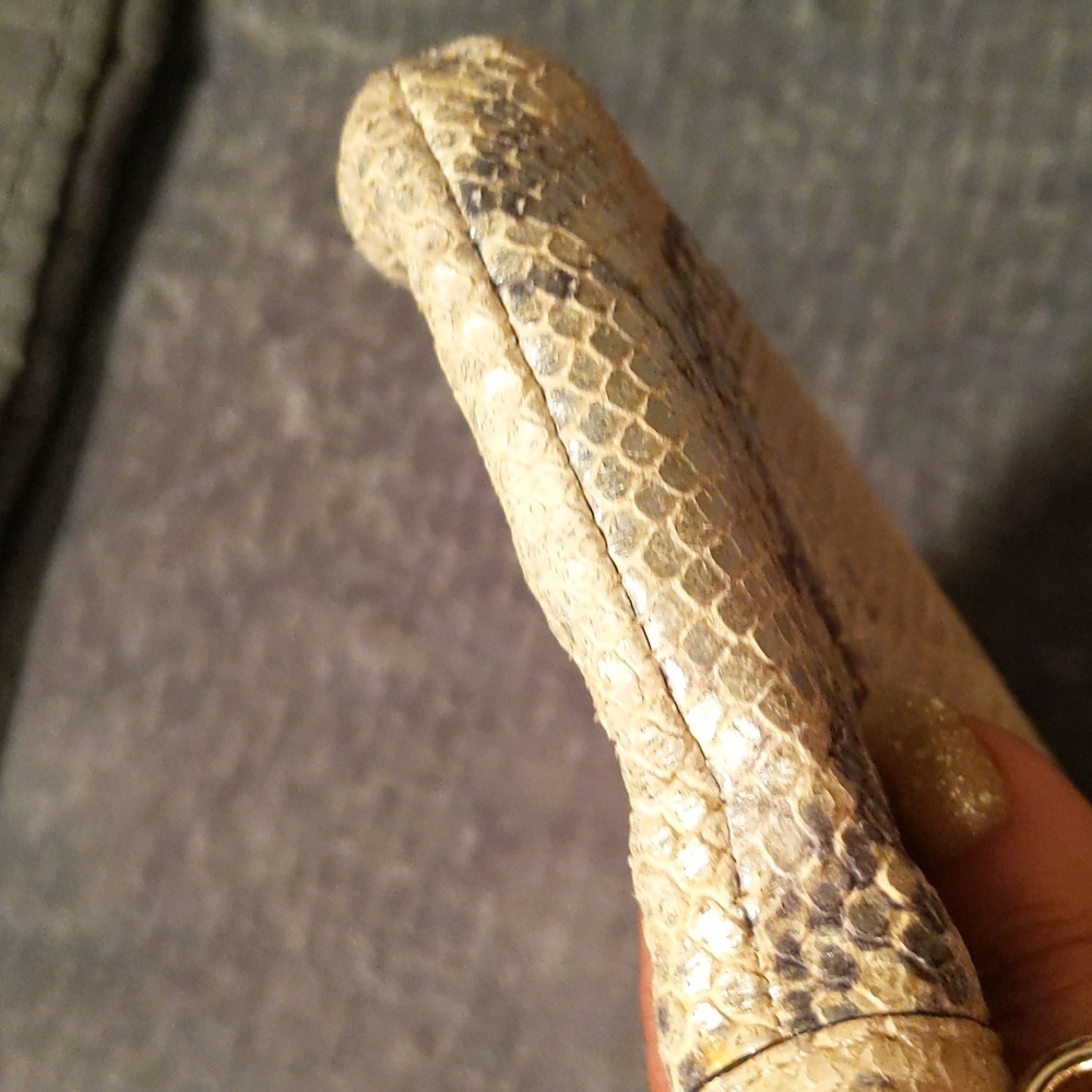 Coach shimmer snakeskin pattern wristlet/bag in cream & gray w/ gold hardware - Picture 7 of 14